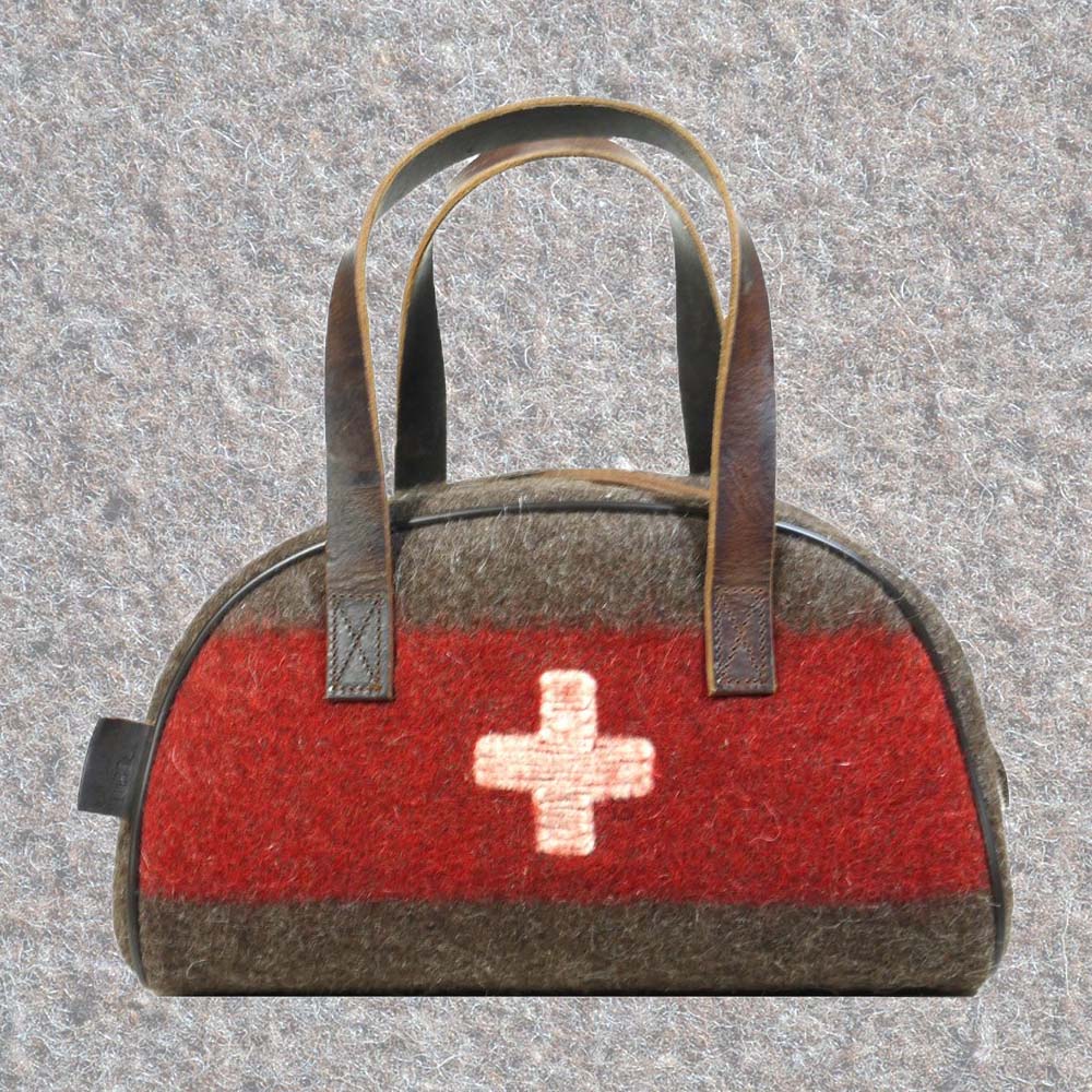 Bowling Bag aus Schweizer Armeedecken, Geschenk, Geschenkidee, Manufaktur, Handgemacht, Swissmade, CH-Armee-Decken, Aktenmappe, Handtasche, Rucksack, Shopper, Tasche, Allroundtasche, Schultertasche, Umhängetasche, Laptoptasche, Schultertasche Vintage Look, Handytasche, Aktentasche, Bowling Bag, Unisex Allroundtasche, Reisetasche, Bowling-Umhängetasche, Schweizer Postsack, Beuteltasche, Shopper Post