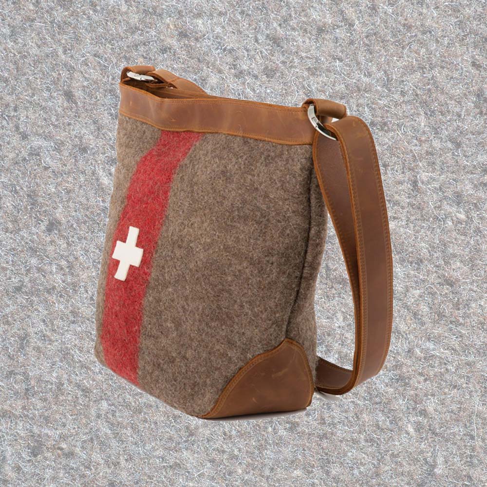 Bowling-Umhängetasche aus Schweizer Armeedecken, Geschenk, Geschenkidee, Manufaktur, Handgemacht, Swissmade, CH-Armee-Decken, Aktenmappe, Handtasche, Rucksack, Shopper, Tasche, Allroundtasche, Schultertasche, Umhängetasche, Laptoptasche, Schultertasche Vintage Look, Handytasche, Aktentasche, Bowling Bag, Unisex Allroundtasche, Reisetasche, Bowling-Umhängetasche, Schweizer Postsack, Beuteltasche, Shopper Post
