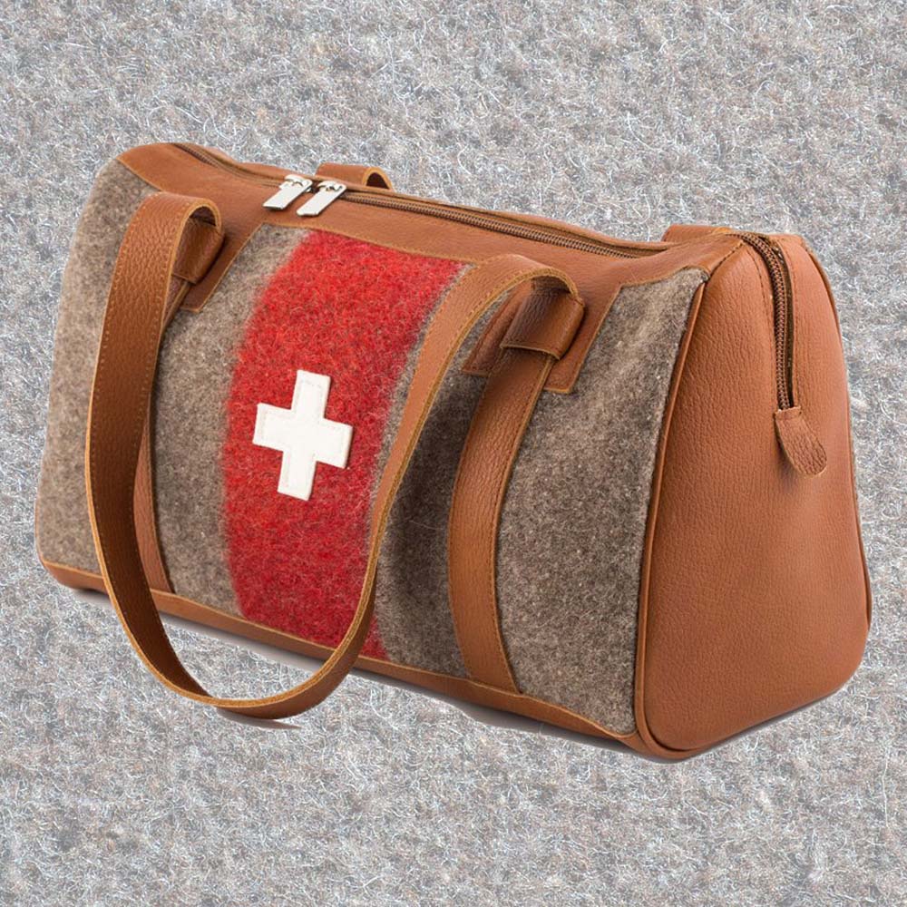 Reisetasche aus Schweizer Armeedecken, Geschenk, Geschenkidee, Manufaktur, Handgemacht, Swissmade, CH-Armee-Decken, Aktenmappe, Handtasche, Rucksack, Shopper, Tasche, Allroundtasche, Schultertasche, Umhängetasche, Laptoptasche, Schultertasche Vintage Look, Handytasche, Aktentasche, Bowling Bag, Unisex Allroundtasche, Reisetasche, Bowling-Umhängetasche, Schweizer Postsack, Beuteltasche, Shopper Post