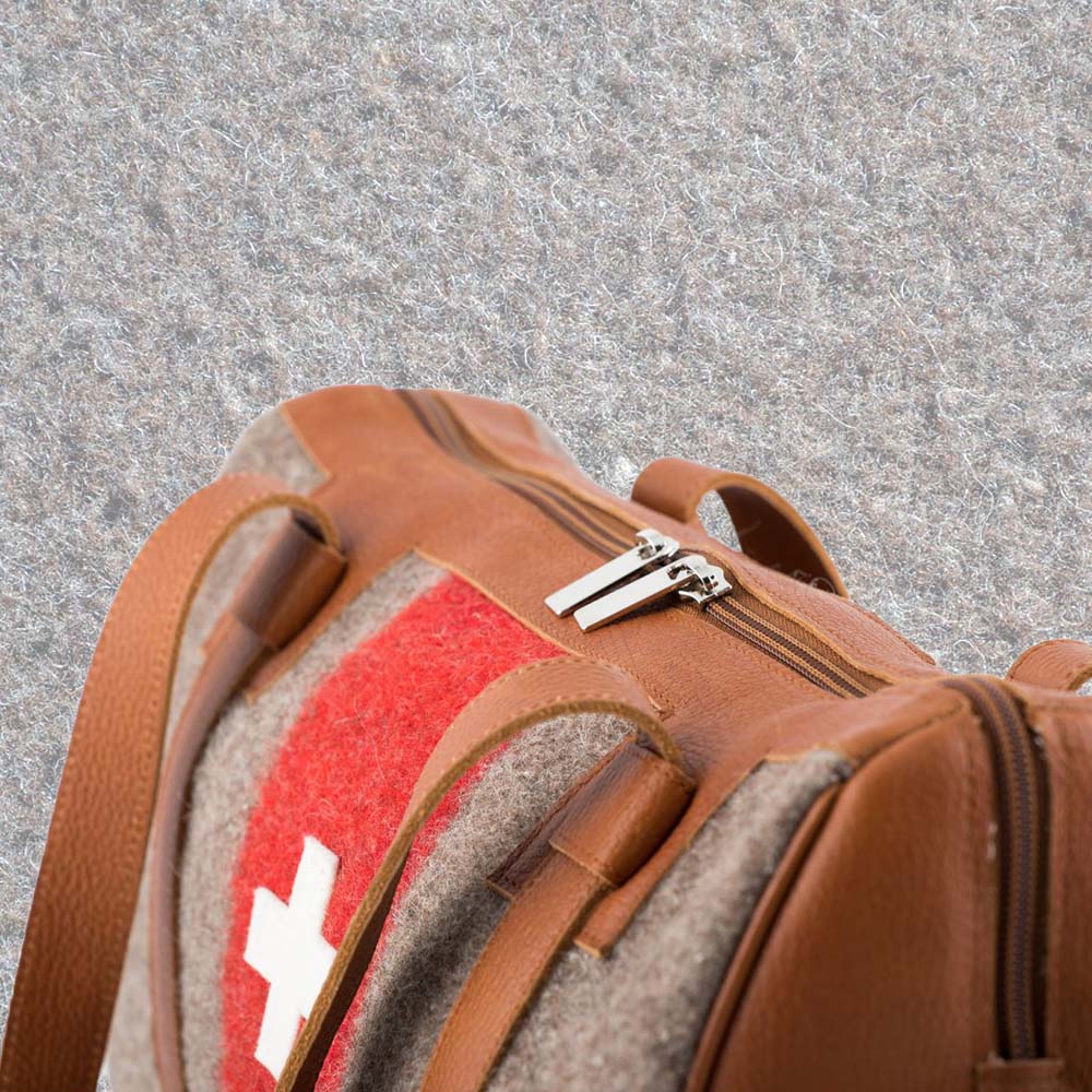 Reisetasche aus Schweizer Armeedecken, Geschenk, Geschenkidee, Manufaktur, Handgemacht, Swissmade, CH-Armee-Decken, Aktenmappe, Handtasche, Rucksack, Shopper, Tasche, Allroundtasche, Schultertasche, Umhängetasche, Laptoptasche, Schultertasche Vintage Look, Handytasche, Aktentasche, Bowling Bag, Unisex Allroundtasche, Reisetasche, Bowling-Umhängetasche, Schweizer Postsack, Beuteltasche, Shopper Post