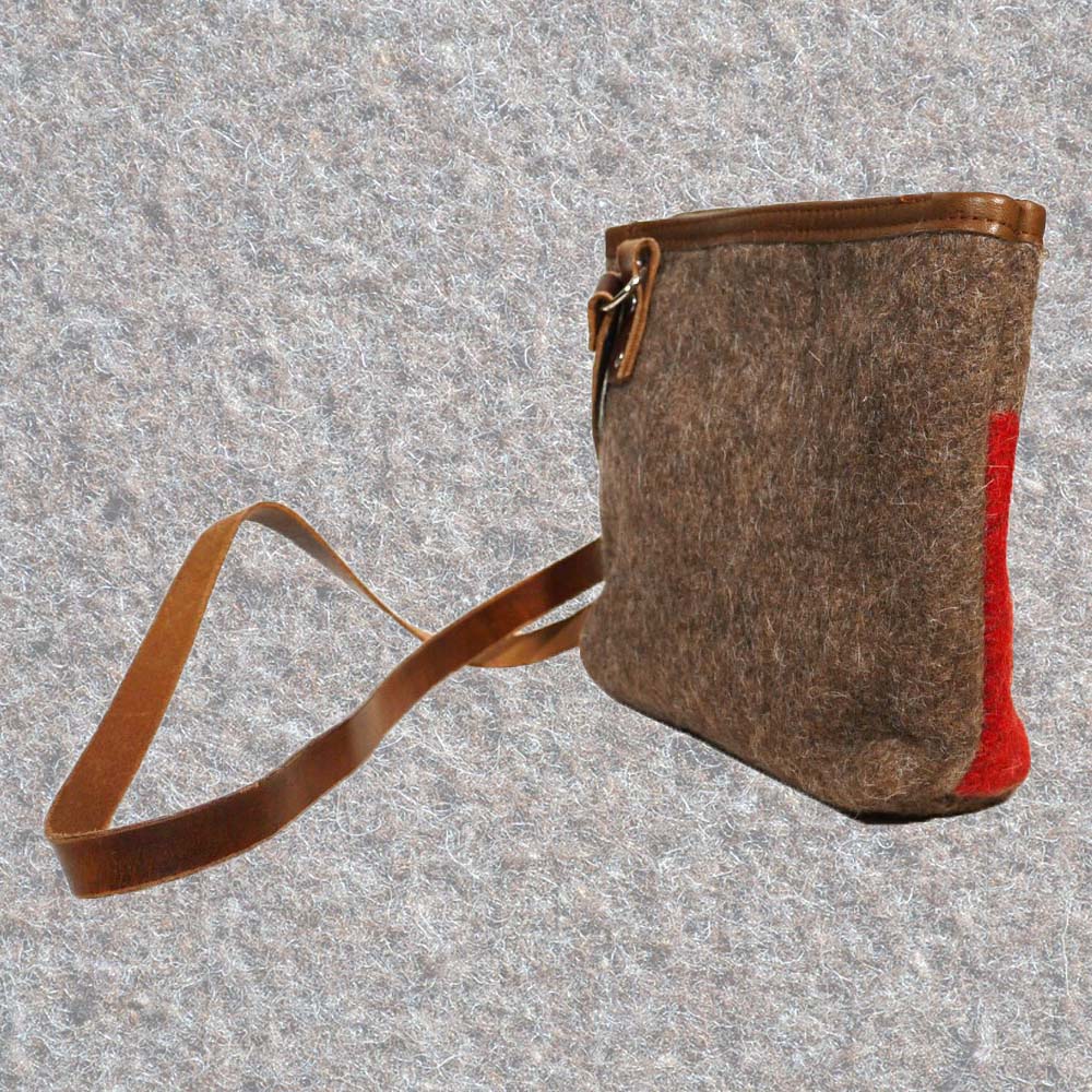 Schultertasche aus Schweizer Armeedecken, Geschenk, Geschenkidee, Manufaktur, Handgemacht, Swissmade, CH-Armee-Decken, Aktenmappe, Handtasche, Rucksack, Shopper, Tasche, Allroundtasche, Schultertasche, Umhängetasche, Laptoptasche, Schultertasche Vintage Look, Handytasche, Aktentasche, Bowling Bag, Unisex Allroundtasche, Reisetasche, Bowling-Umhängetasche, Schweizer Postsack, Beuteltasche, Shopper Post