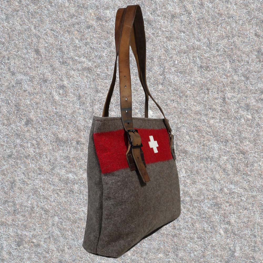 Schweizer Armeedecken, Geschenk, Geschenkidee, Manufaktur, Handgemacht, Swissmade, CH-Armee-Decken, Aktenmappe, Handtasche, Rucksack, Shopper, Tasche, Allroundtasche, Schultertasche, Umhängetasche, Laptoptasche, Schultertasche Vintage Look, Handytasche, Aktentasche, Bowling Bag, Unisex Allroundtasche, Reisetasche, Bowling-Umhängetasche, Schweizer Postsack, Beuteltasche, Shopper Post