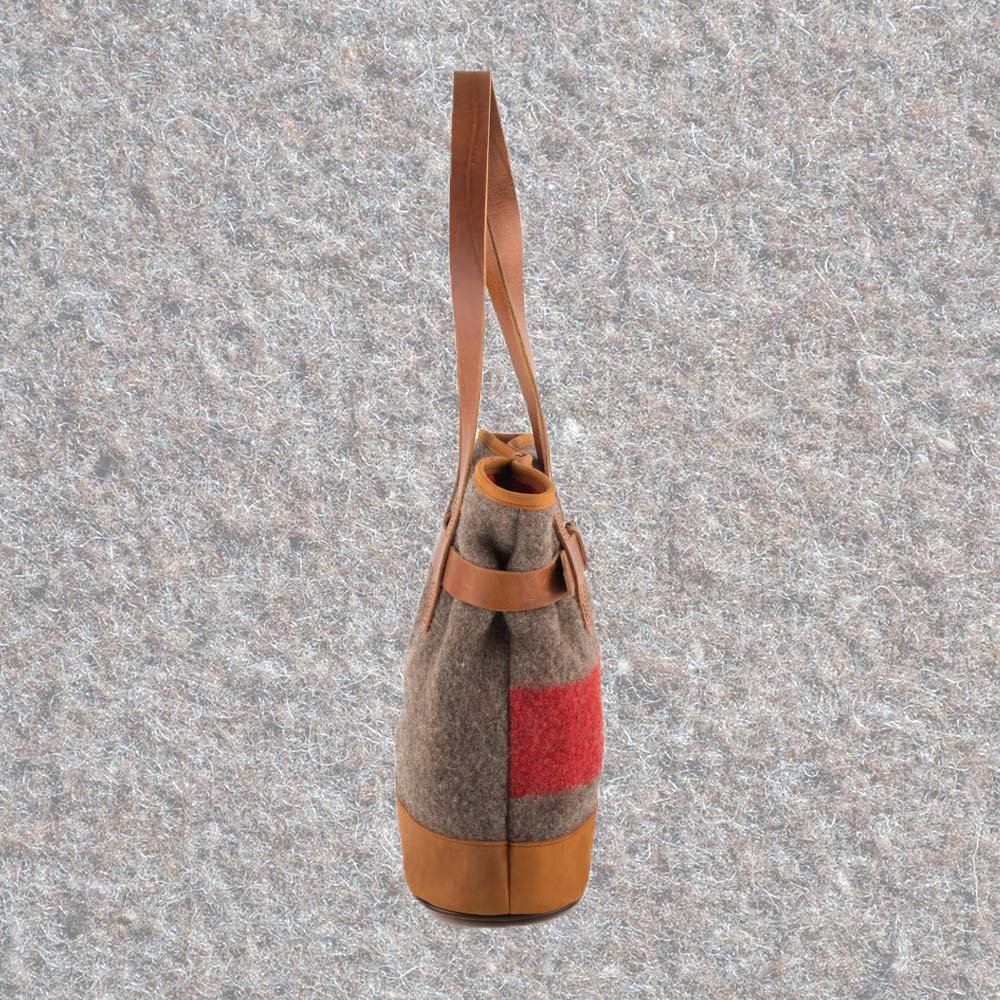 Tasche aus Schweizer Armeedecken, Geschenk, Geschenkidee, Manufaktur, Handgemacht, Swissmade, CH-Armee-Decken, Aktenmappe, Handtasche, Rucksack, Shopper, Tasche, Allroundtasche, Schultertasche, Umhängetasche, Laptoptasche, Schultertasche Vintage Look, Handytasche, Aktentasche, Bowling Bag, Unisex Allroundtasche, Reisetasche, Bowling-Umhängetasche, Schweizer Postsack, Beuteltasche, Shopper Post