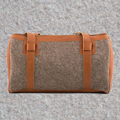 Reisetasche aus Schweizer Armeedecken, Geschenk, Geschenkidee, Manufaktur, Handgemacht, Swissmade, CH-Armee-Decken, Aktenmappe, Handtasche, Rucksack, Shopper, Tasche, Allroundtasche, Schultertasche, Umhängetasche, Laptoptasche, Schultertasche Vintage Look, Handytasche, Aktentasche, Bowling Bag, Unisex Allroundtasche, Reisetasche, Bowling-Umhängetasche, Schweizer Postsack, Beuteltasche, Shopper Post