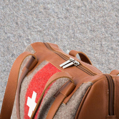 Reisetasche aus Schweizer Armeedecken, Geschenk, Geschenkidee, Manufaktur, Handgemacht, Swissmade, CH-Armee-Decken, Aktenmappe, Handtasche, Rucksack, Shopper, Tasche, Allroundtasche, Schultertasche, Umhängetasche, Laptoptasche, Schultertasche Vintage Look, Handytasche, Aktentasche, Bowling Bag, Unisex Allroundtasche, Reisetasche, Bowling-Umhängetasche, Schweizer Postsack, Beuteltasche, Shopper Post