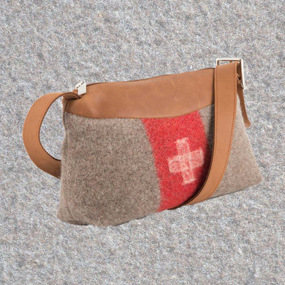 Schultertasche Vintage Look, Geschenk, Geschenkidee, Manufaktur, Handgemacht, Swissmade, CH-Armee-Decken, Aktenmappe, Handtasche, Rucksack, Shopper, Tasche, Allroundtasche, Schultertasche, Umhängetasche, Laptoptasche, Schultertasche Vintage Look, Handytasche, Aktentasche, Bowling Bag, Unisex Allroundtasche, Reisetasche, Bowling-Umhängetasche, Schweizer Postsack, Beuteltasche, Shopper Post